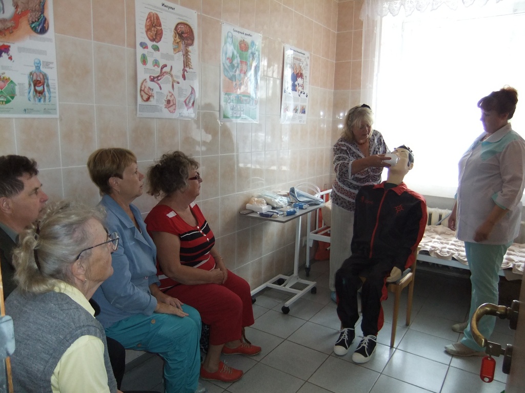 Занятие в Школе обучения родственников навыкам по уходу и реабилитации за пожилыми людьми.JPG